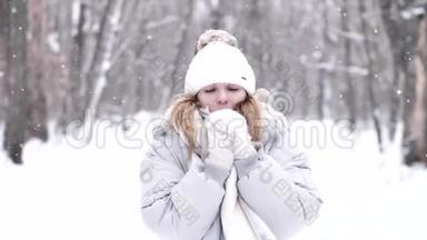 冬天降雪时可爱女孩的肖像。